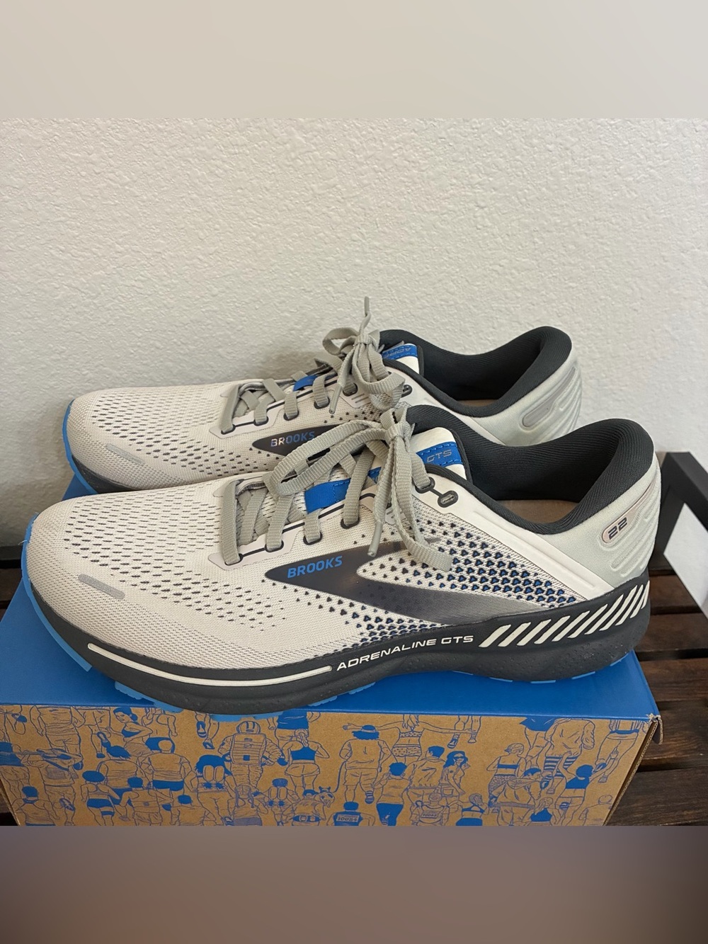 Brooks men's Adrenaline GTS 22 light gray and blue running sneakers